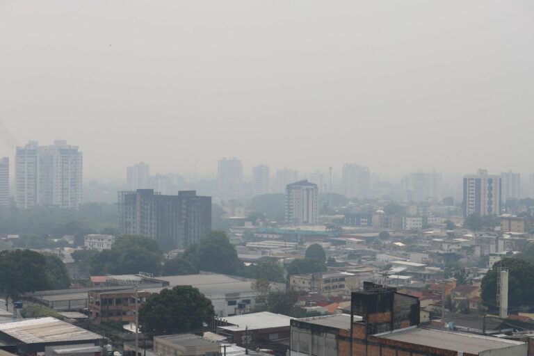 Manaus volta a ficar encoberta por fumaça e Defensoria Pública