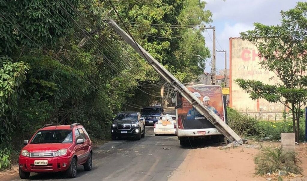 Motorista de ônibus perde controle e veículo colide em poste,