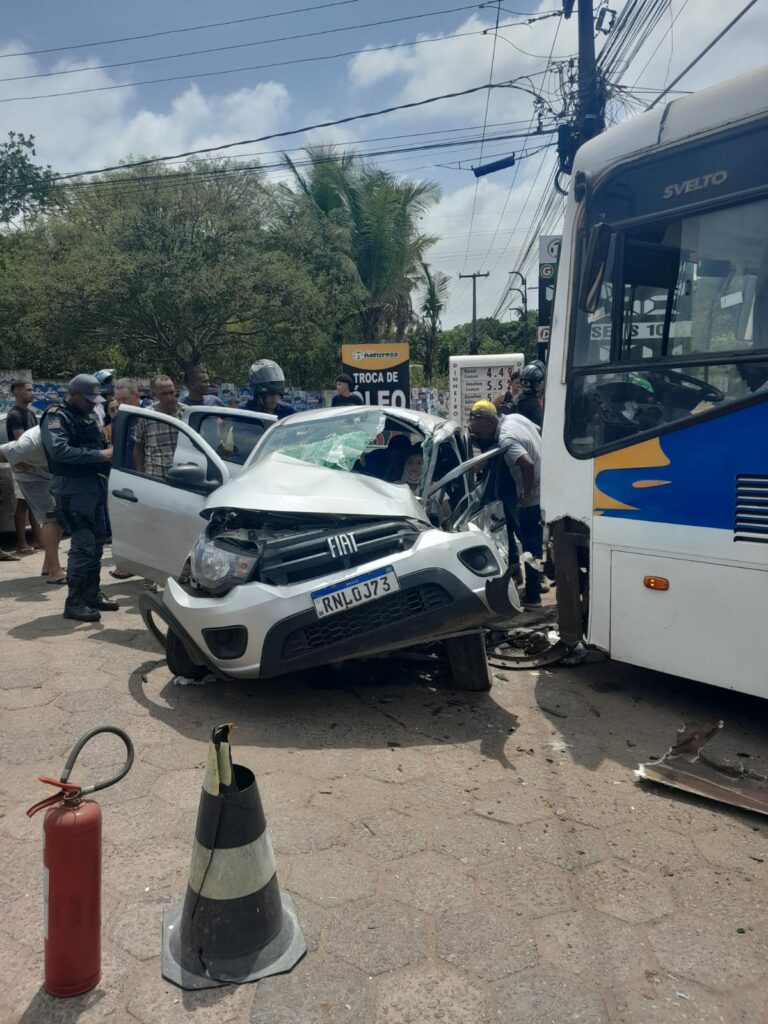 Mulher fica presa às ferragens após acidente entre carro e