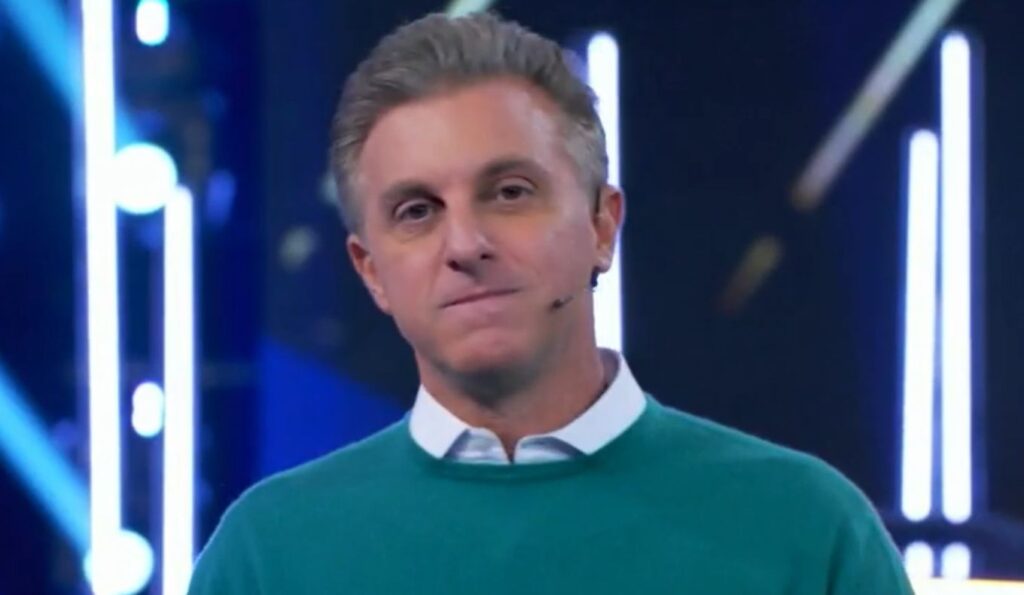 Na Globo, Luciano Huck "vende" Familhão e faz promessa sobre