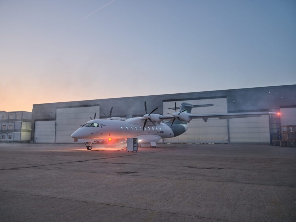 Novo avião híbrido é revelado em tamanho real