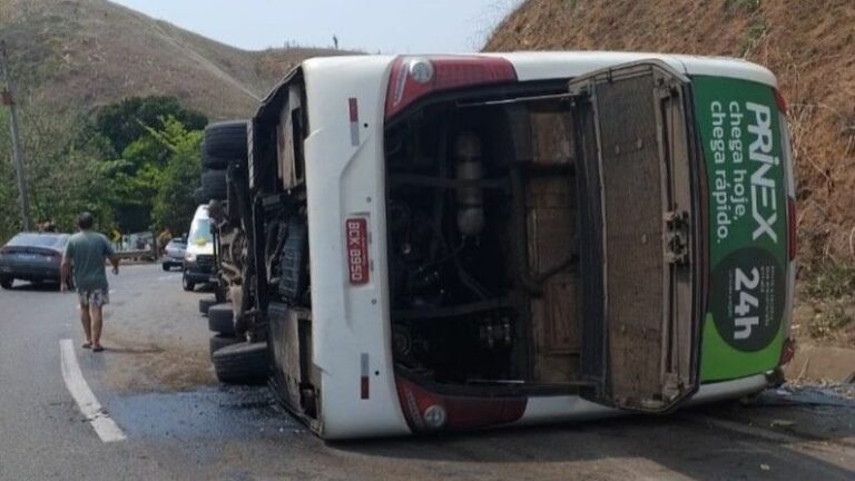 Ônibus com time de futebol americano tomba e mata 3