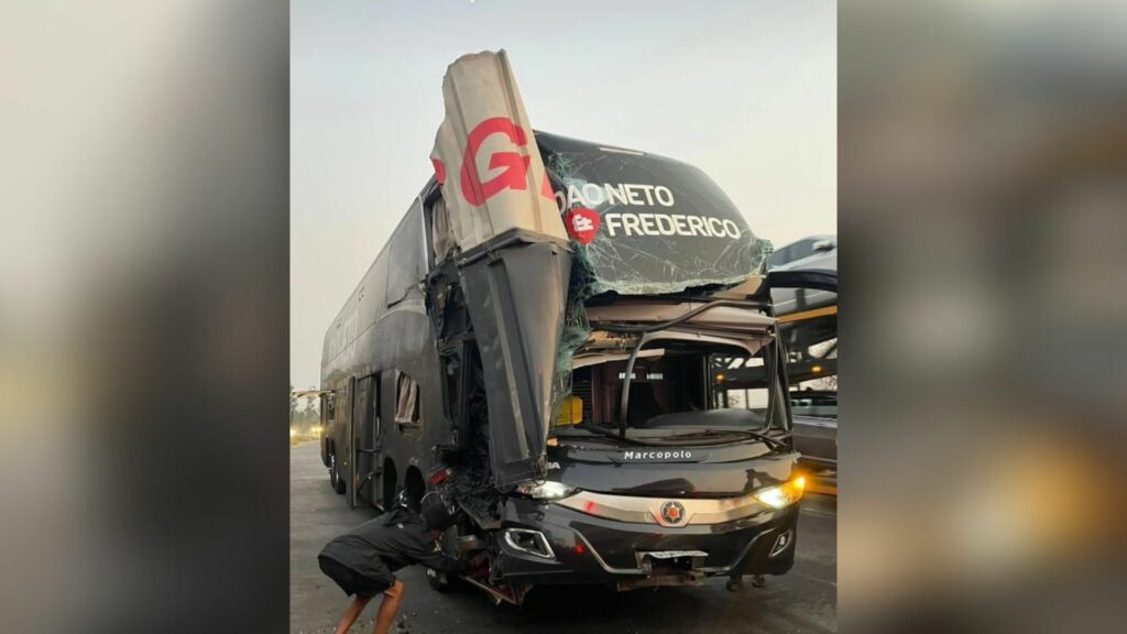 Ônibus da dupla João Neto e Frederico sofre acidente em