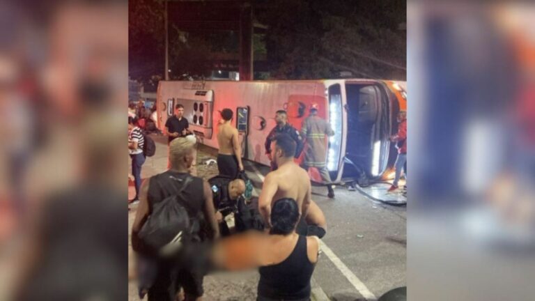 Ônibus tomba em descida de viaduto e deixa um morto