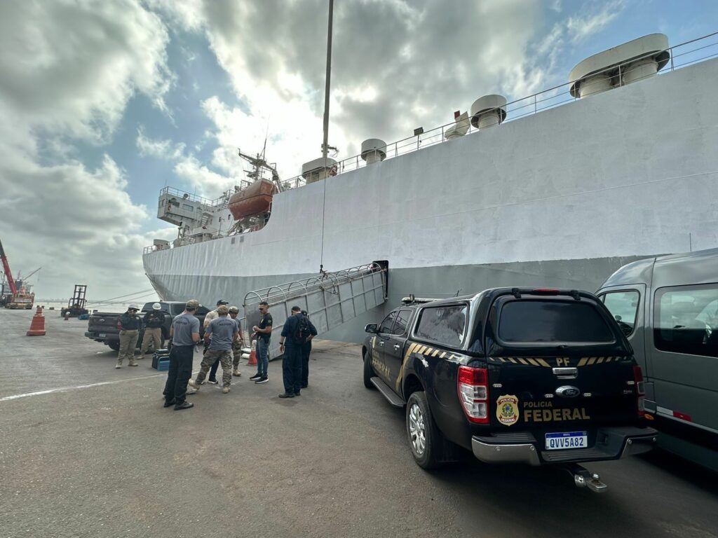 PF apreende 39 kg de cocaína em navio usado para