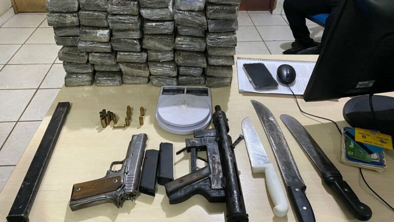 Polícia prende homem com submetralhadora e 40kg de drogas