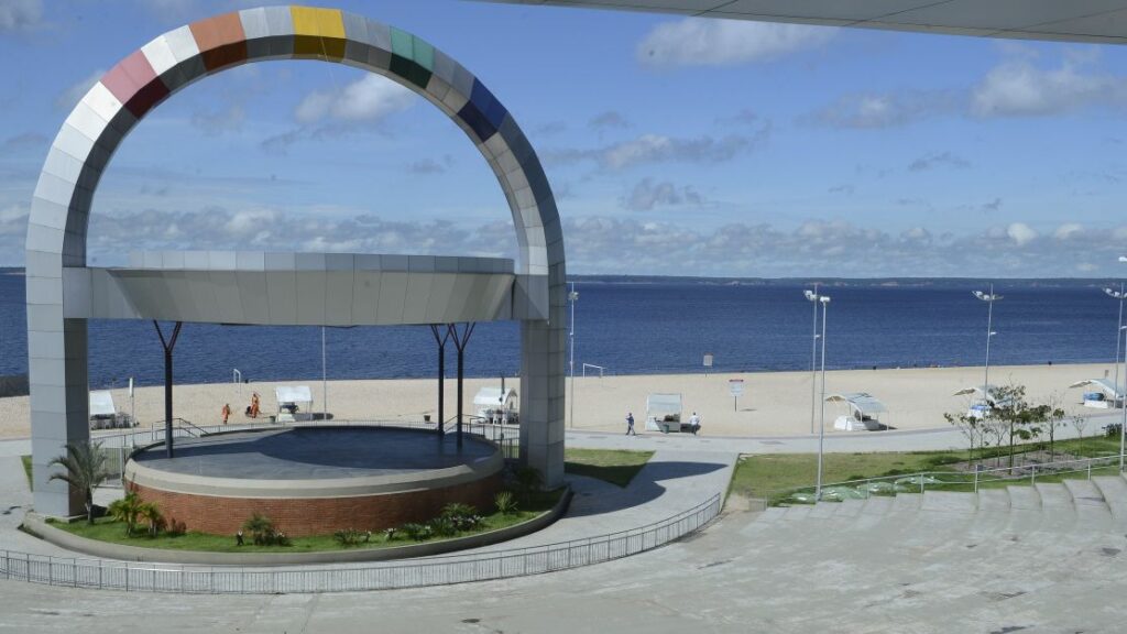 Praia da Ponta Negra é interditada por seca no Rio