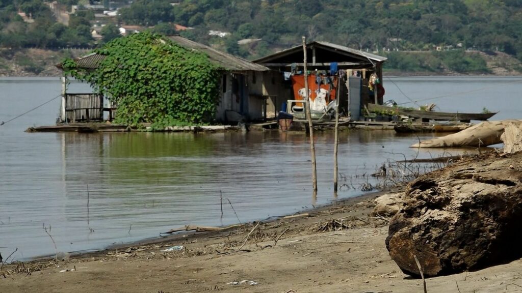 Rio Madeira atinge nível mais baixo da história, em Porto