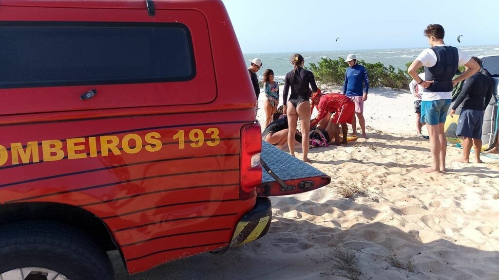 Turista chilena sofre acidente de kitesurf em meio a fortes