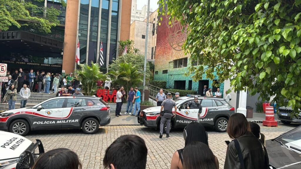 Vídeo: PM é acionada após tiroteio em frente à universidade