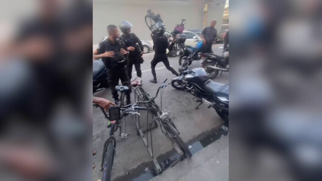 Vídeo: PM joga bicicleta de homem no lixo e tem