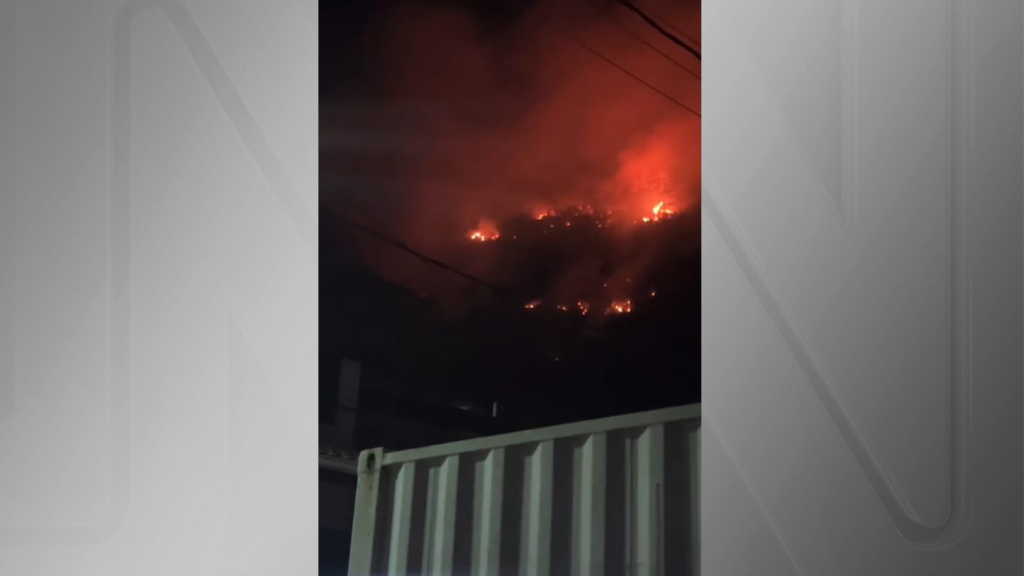 Vídeo: incêndio atinge Morro das Andorinhas em Niterói (RJ)