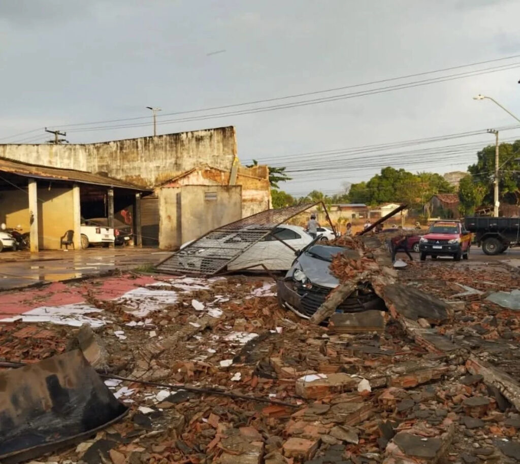 Vídeo: muro e telhado desabam sobre veículos durante ventania em