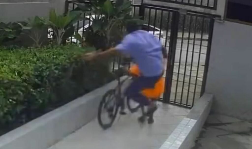 Vídeo: porteiro dá voadora em suspeito de roubar bicicleta no