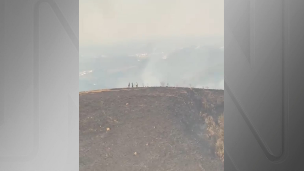 Vídeo: voluntários perdidos em incêndio são resgatados por helicóptero em