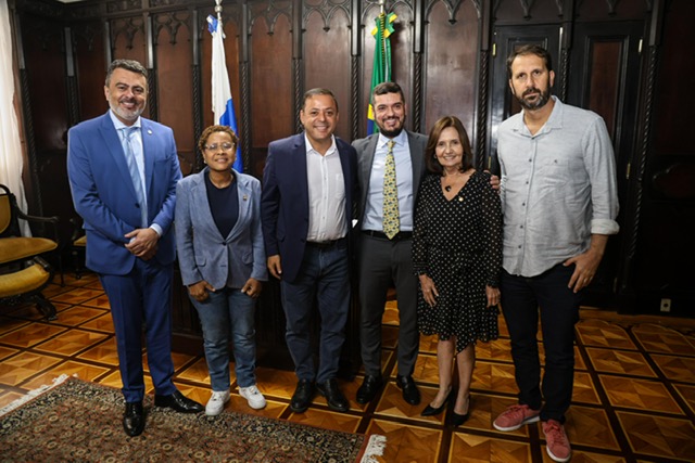 A quatro dias do segundo turno, Rodrigo Neves se reúne