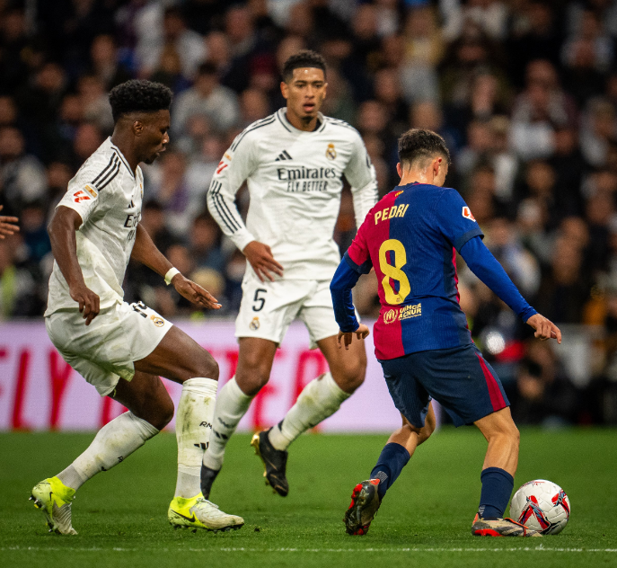 Barcelona goleia Real Madrid e amplia vantagem na liderança