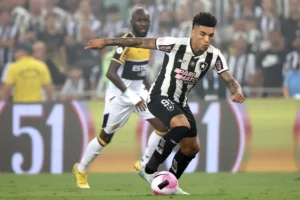 Botafogo empata com Criciúma e mantém liderança do Brasileirão