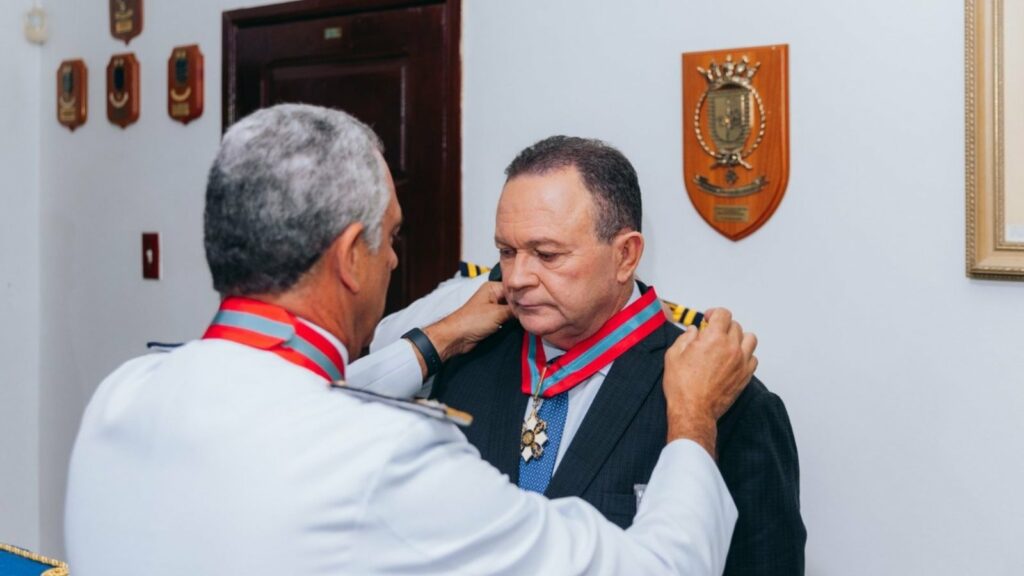 Brandão recebe medalha de maior honraria da Marinha do Brasil