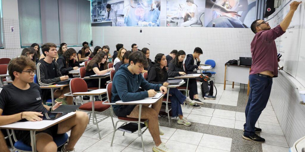 Candidatos se preparam para prova de redação do Enem no