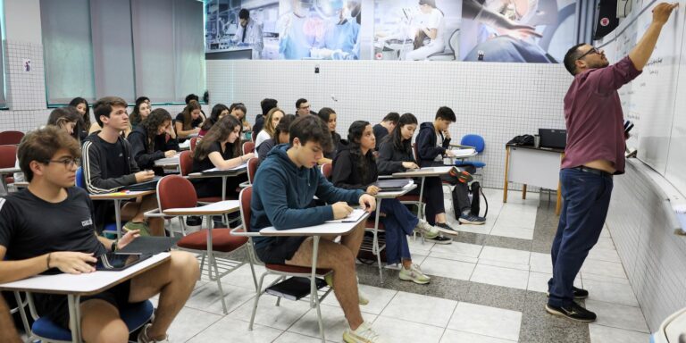 Candidatos se preparam para prova de redação do Enem no