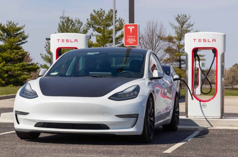 Carros elétricos: duas gigantes tentam aparecer no retrovisor da Tesla