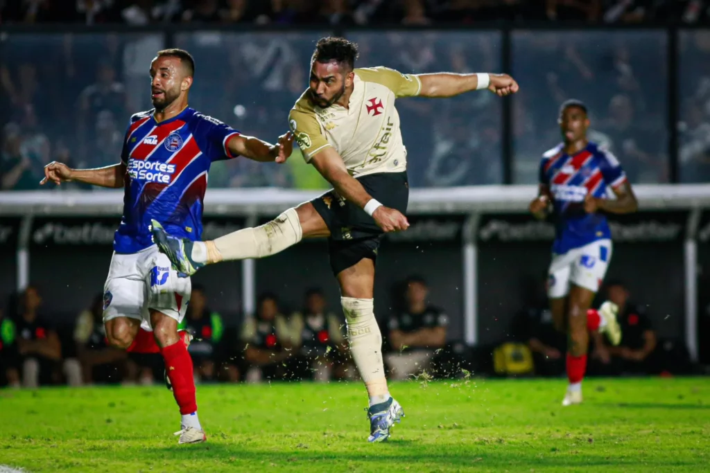 Com dois de Payet, Vasco vence Bahia em São Januário