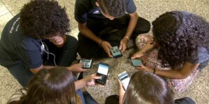 Comissão de Educação aprova projeto que proíbe celular em escolas