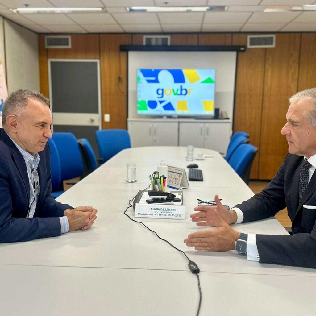 Deputado Júlio Lopes discute com secretário de governo do ministério