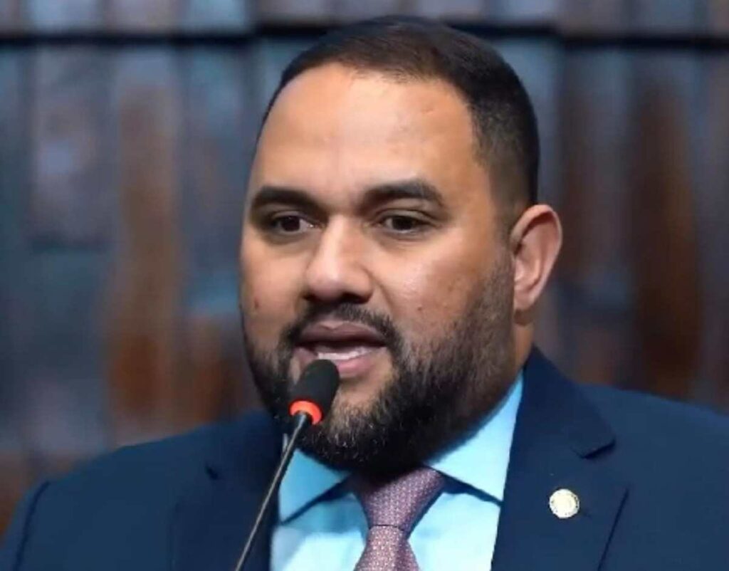 Deputado Thiago Rangel faz pronunciamento na Alerj e volta a negar