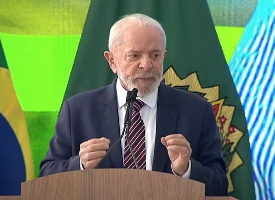 Diante de Putin, Lula diz que é preciso evitar escalada