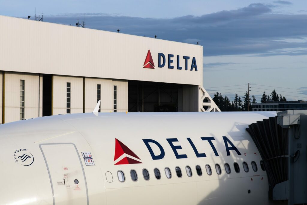 Efeito apagão cibernético: Delta Airlines processa CrowdStrike