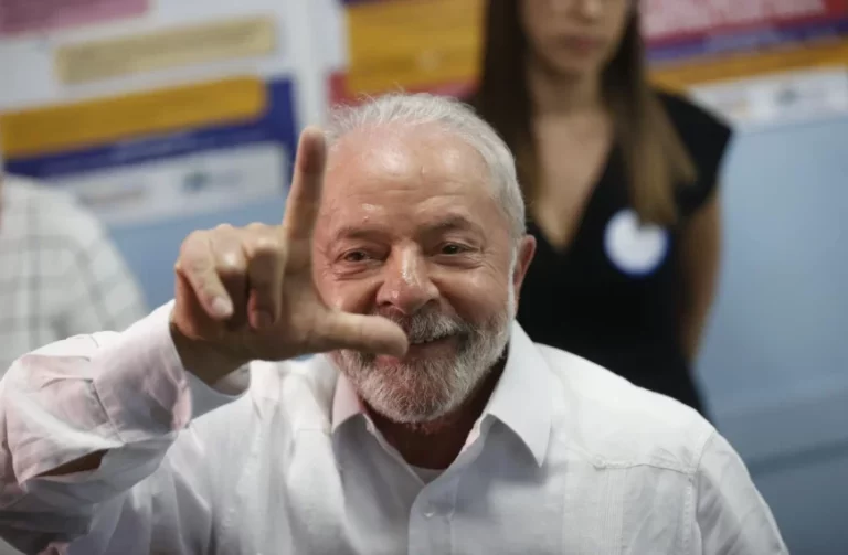 Emprego formal bate novo recorde histórico com Lula, diz Caged