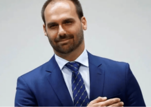 “Estou conversando com o meu pai”, diz Eduardo Bolsonaro sobre