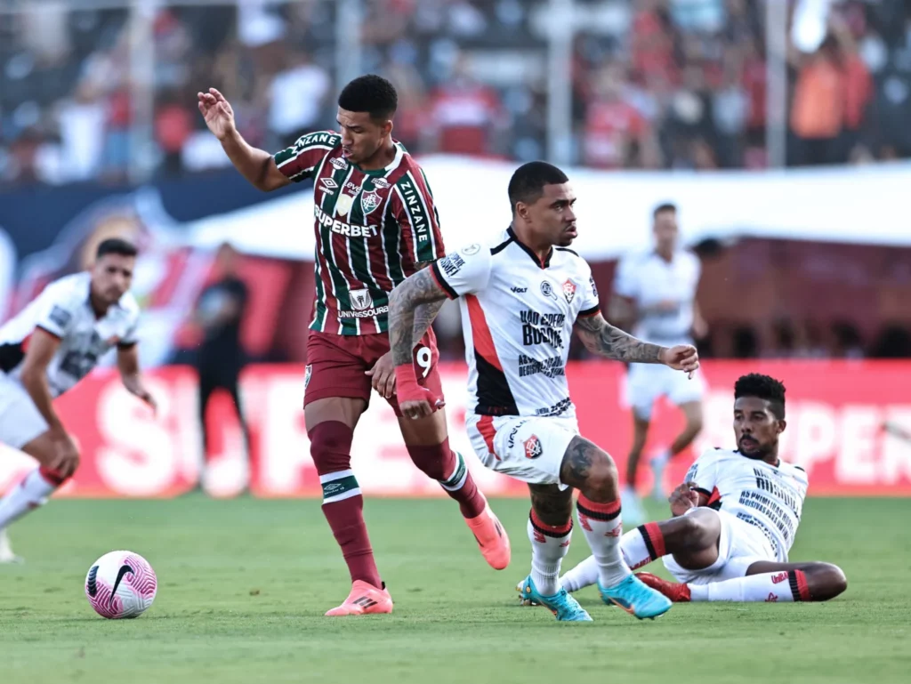 Fluminense perde para Vitória e segue próximo do Z-4