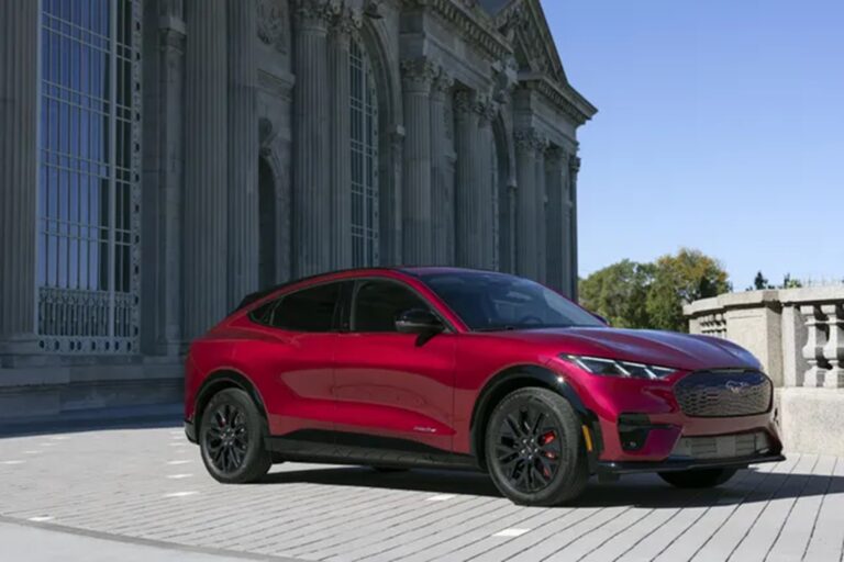 Ford repagina e melhora preço do novo Mustang Mach-E