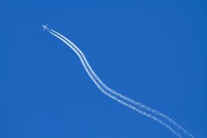 Já viu rastros deixados por aviões no céu? Eles podem