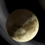 Maior lua de Saturno surpreende cientistas com espessa camada de