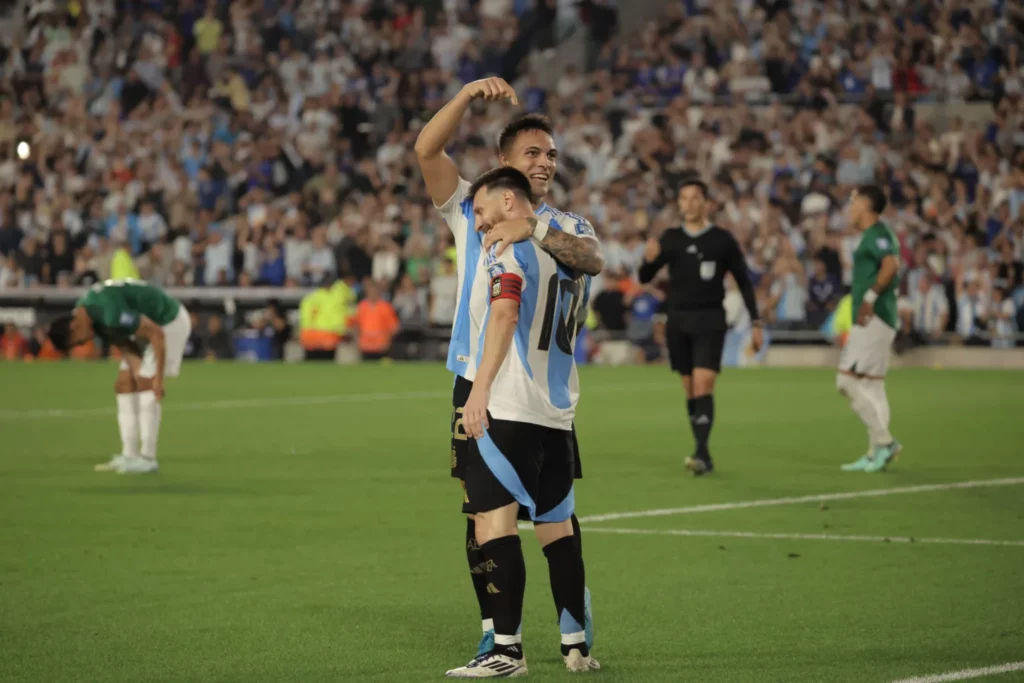 Messi brilha com hat-trick em goleada da Argentina sobre a