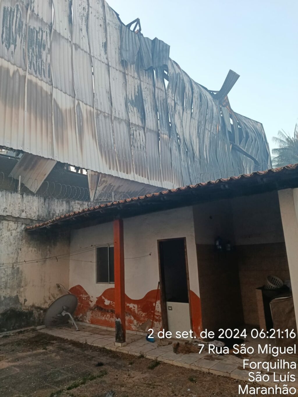 Moradores afetados pelo incêndio na loja Vem Ki Tem organizam