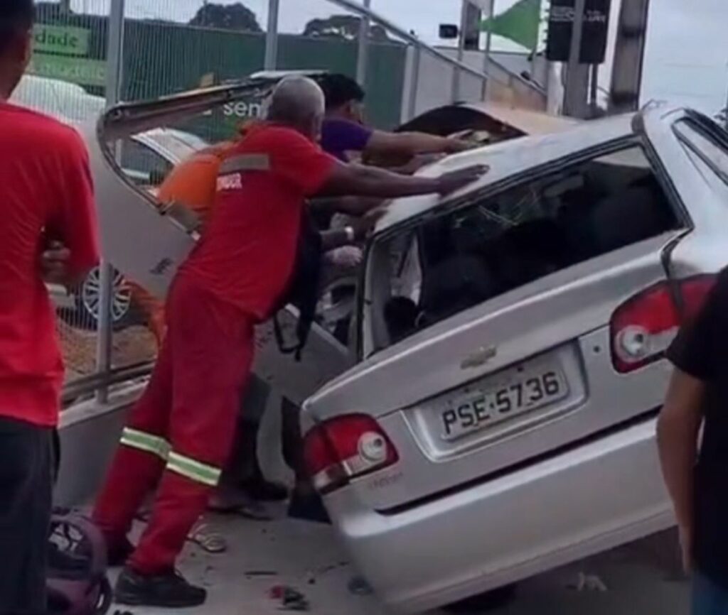 Motorista atropela duas pessoas em parada de ônibus na Avenida