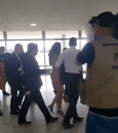 Mulher entra nua no Palácio do Planalto e tenta falar