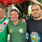 Olha a zica: Com camisa do Vasco, Bolsonaro acompanha Carlos