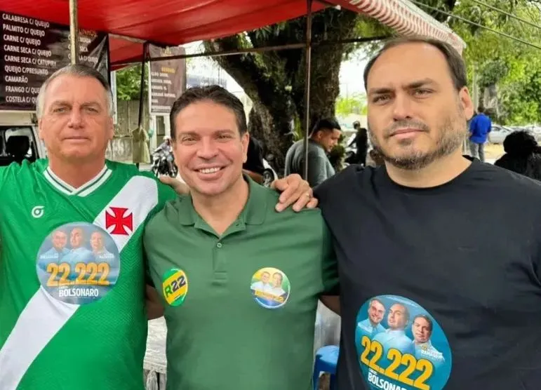 Olha a zica: Com camisa do Vasco, Bolsonaro acompanha Carlos