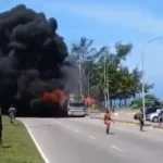 Ônibus de torcedores do Peñarol saqueado e incendiado após briga