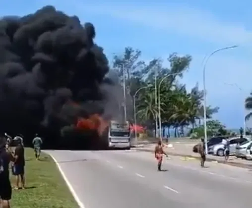 Ônibus de torcedores do Peñarol saqueado e incendiado após briga