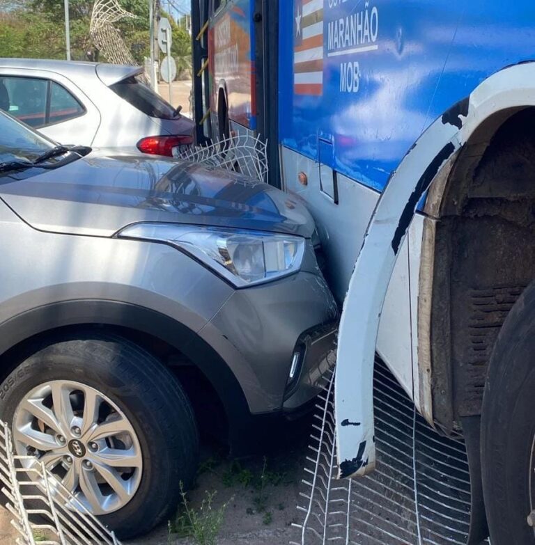 Ônibus invade estacionamento de condomínio e atinge cinco veículos, em