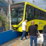 Ônibus perde o controle e invade área externa do supermercado