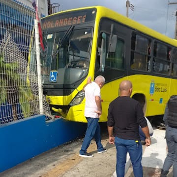 Ônibus perde o controle e invade área externa do supermercado