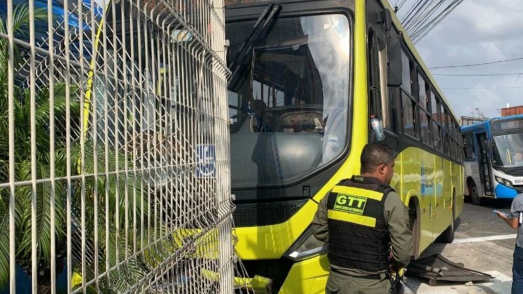 Ônibus sobe em calçada e atropela pedestre, em São Luís